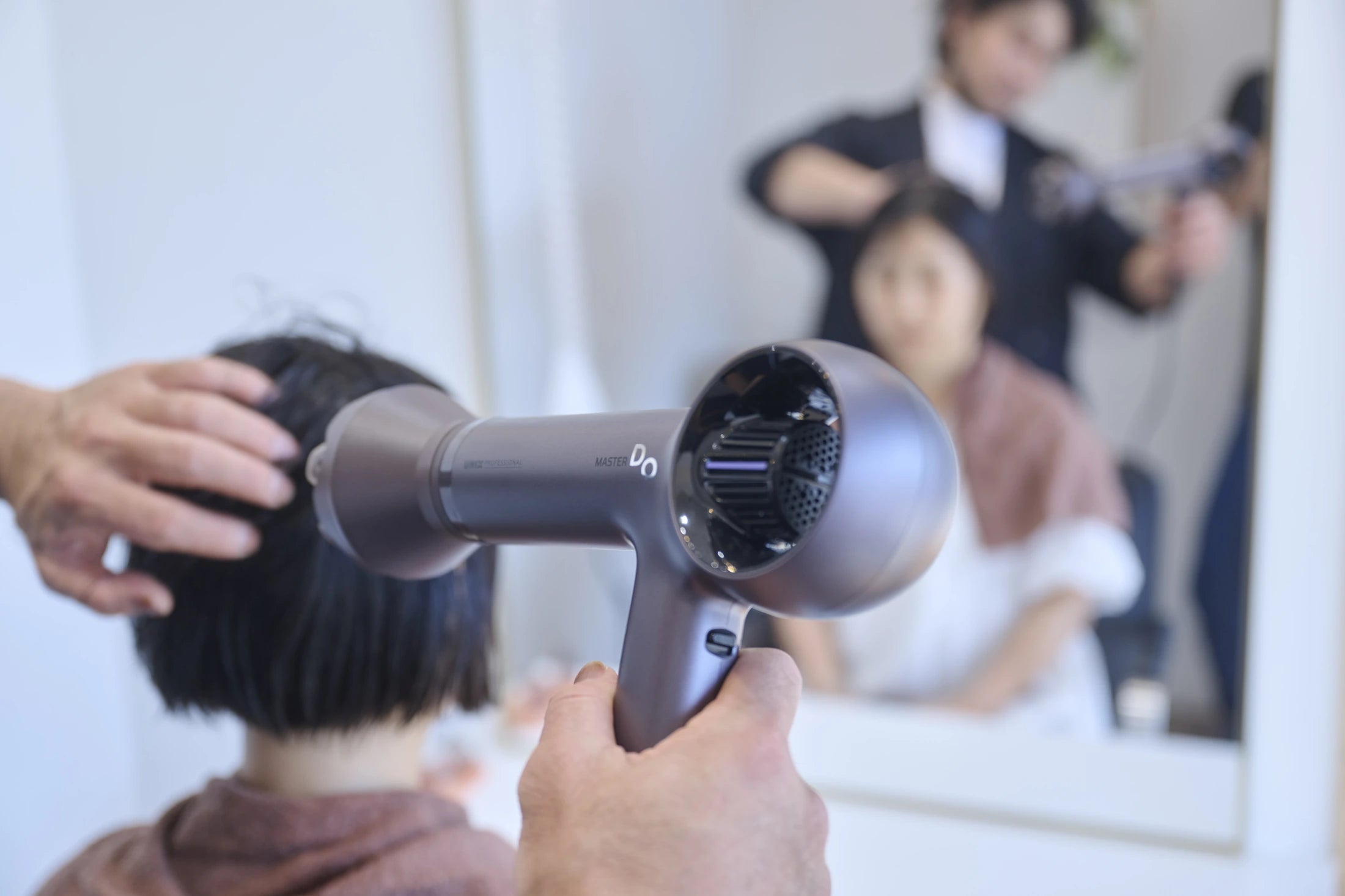 MASTER DOでショートヘアを乾かす美容師の手元