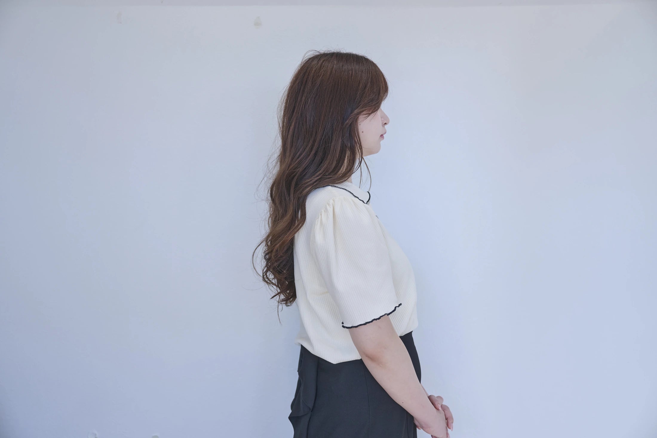 BOKUNOでのロングヘアのカールの横顔